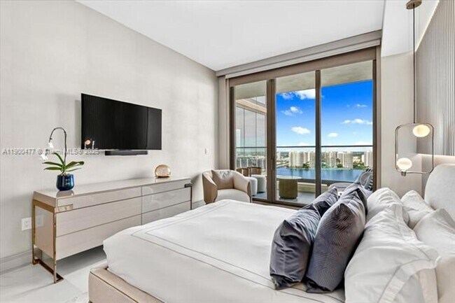 Building Photo - 17901 Collins Ave