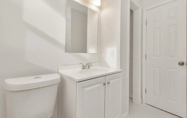 Building Photo - 1202 Common Park Dr