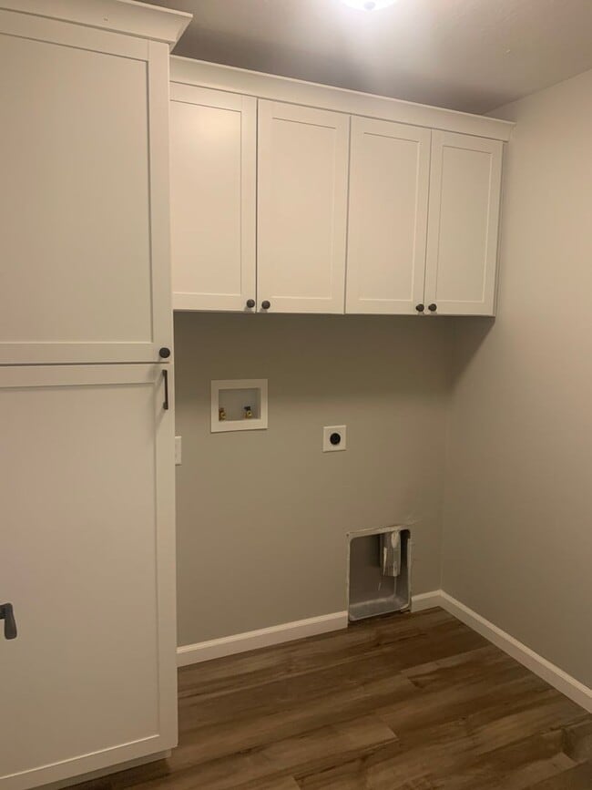 Building Photo - East Side Terre Haute - 5 Bedroom, 3 Baths, 2 Car Garage Home!