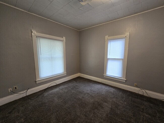Building Photo - 232 Center St