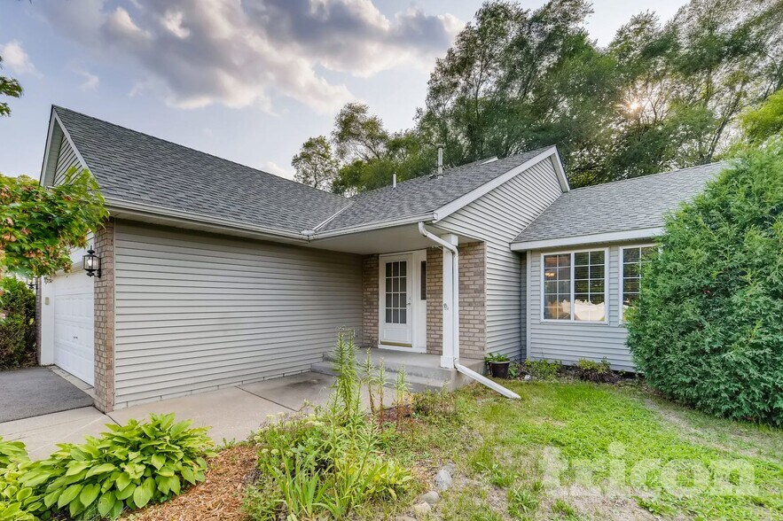 Building Photo - 357 Parkview Ln S