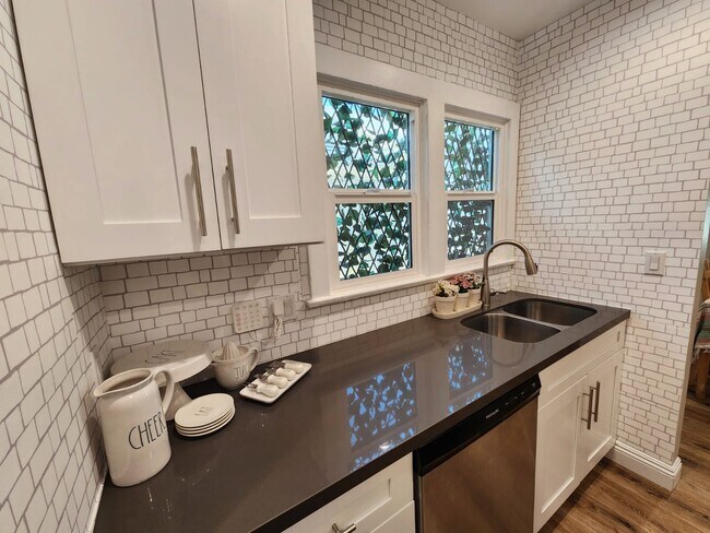 Building Photo - 749 N Wilton Pl