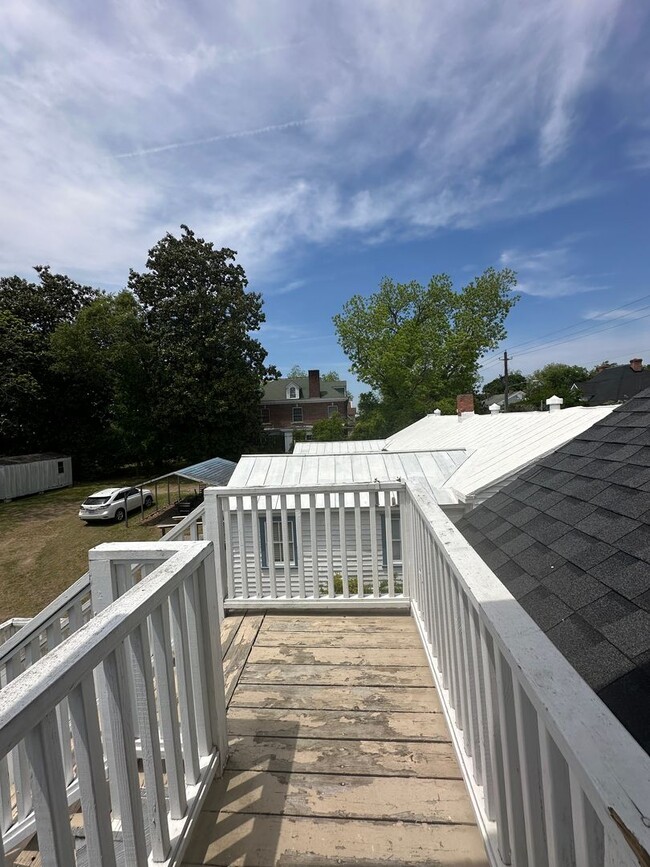 Building Photo - 2 Bed 1 Bath Apartment with Historic Charm