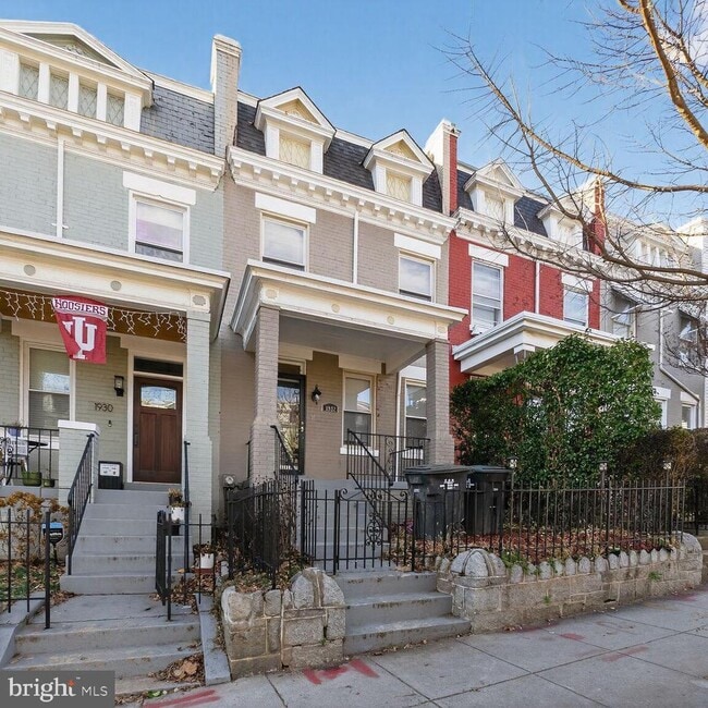 Building Photo - 1932 Summit Pl NE