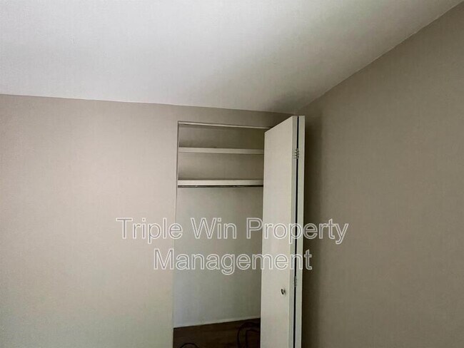 Building Photo - 411 Far Hill Dr