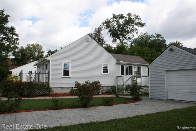 Building Photo - 3268 Troy Ave