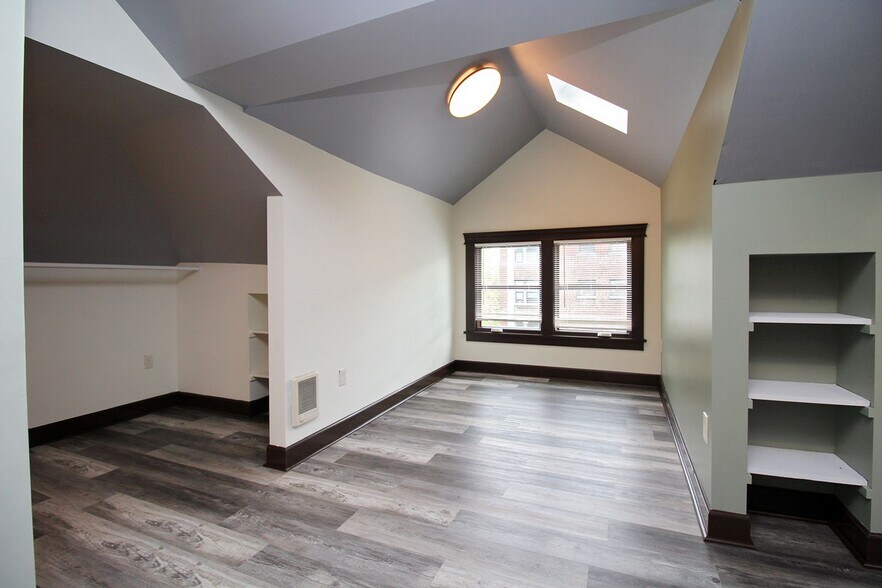 Building Photo - 1634 NW Everett St