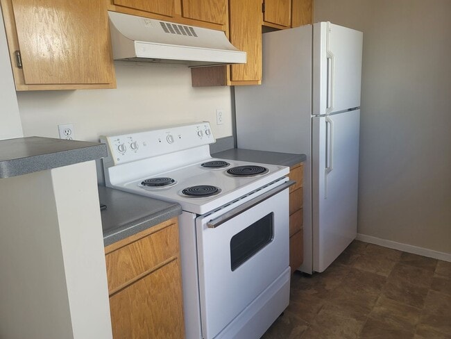 Building Photo - 3 Bedroom Town Home in Magna