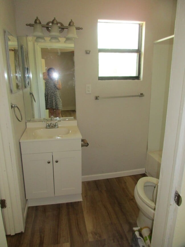 Building Photo - Charming Remodeled 2/1 Home