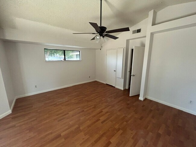 Building Photo - 3 bedroom 2 bathroom in Desirable SW Visalia!