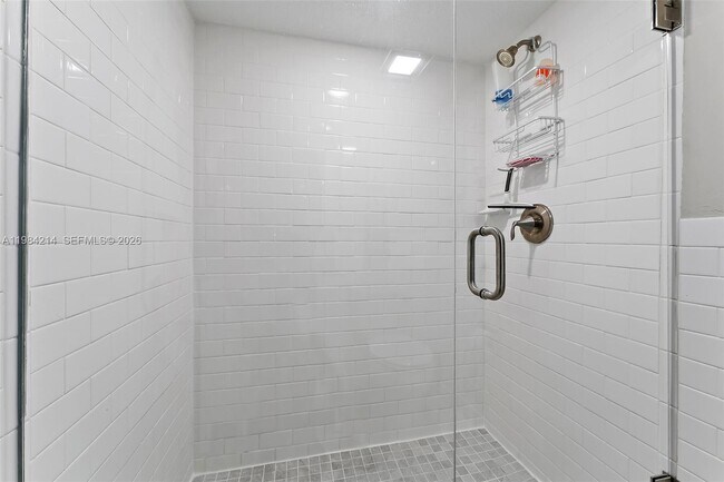 Building Photo - 669 NE Plantation Rd