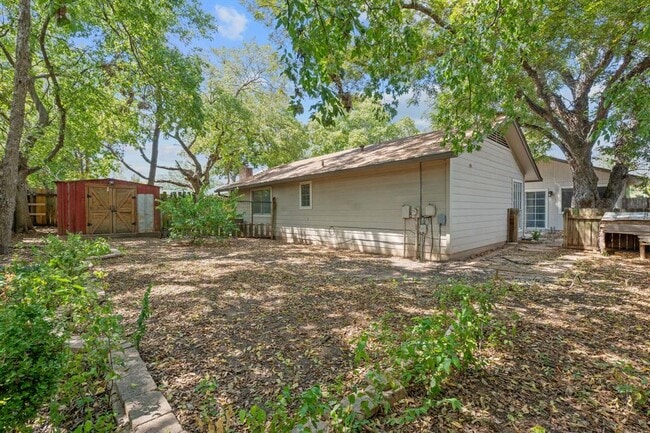 Building Photo - 10103 Woodland Village Dr