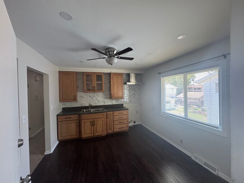 Kitchen - 7211 W Brentwood Ave