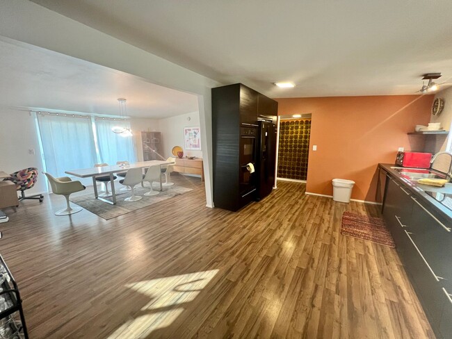 Building Photo - 3 Bedroom 2 Bathroom - Fully Furnished - M...