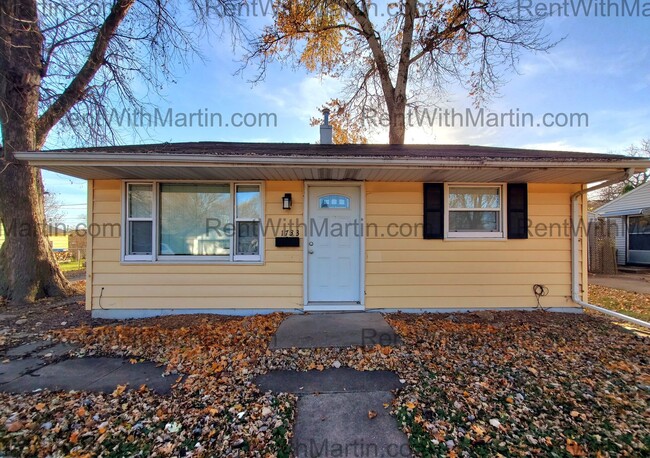 Building Photo - FOR RENT- 2 bed near University/Lark Brewing UPDATED-SMALL PETS OK