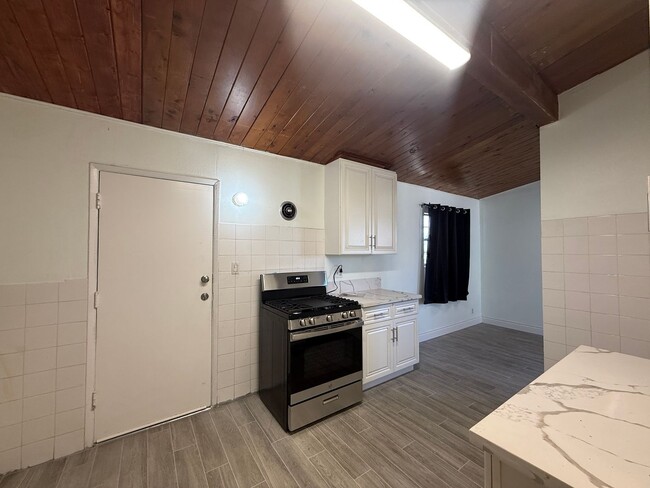 Building Photo - Palmdale 4 bedroom + 2 Bathroom