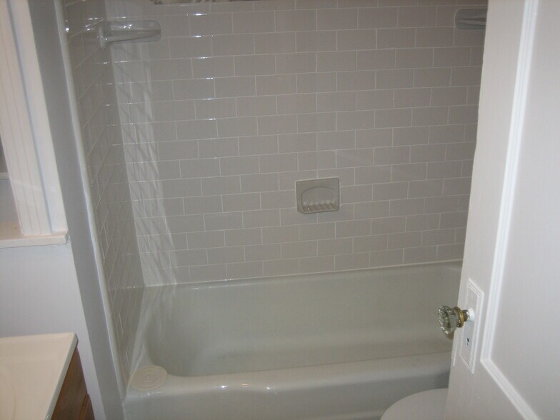 Building Photo - 142 S Bryant Ave