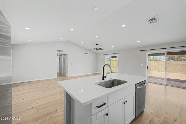 Building Photo - 908 W Ross Ave