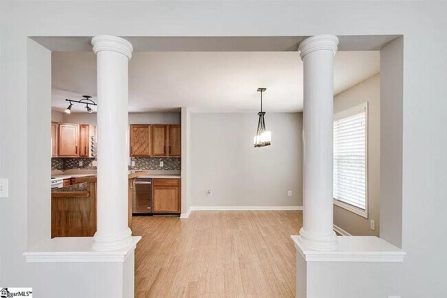 Building Photo - 331 Woodlark St