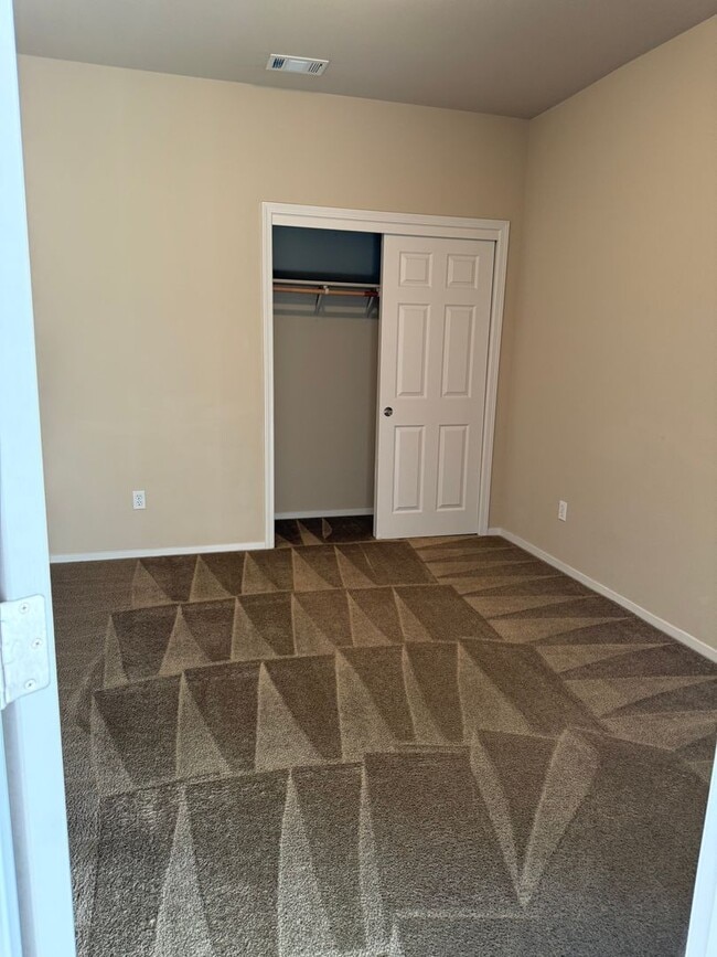 Building Photo - 4 bedroom 2 bath NW Visalia Home in Desira...