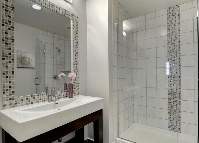 Building Photo - Beautiful 3 bed & Den + 3 Full Baths - Gorgeous upper level unit