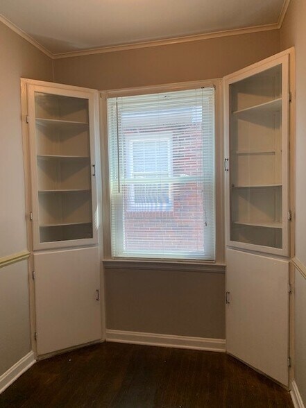 Breakfast Nook - 619 W 44th St