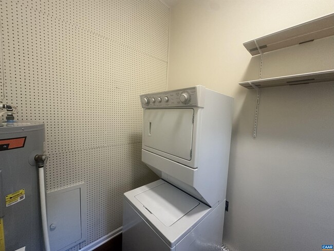 Building Photo - 933 Huntwood Ln