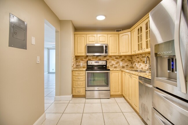 Building Photo - 100 Bayview Dr