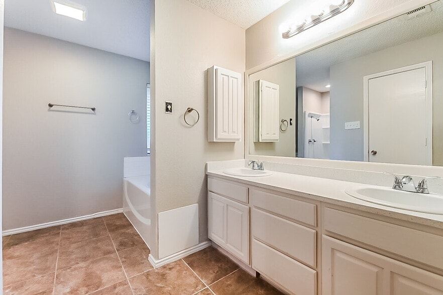 Building Photo - 5609 Winding Woods Trail