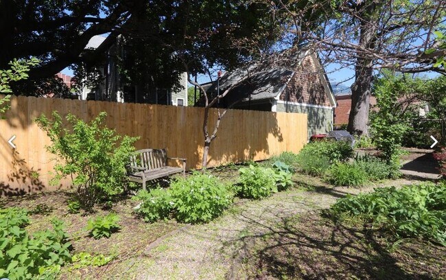 Building Photo - 916 Pleasant St