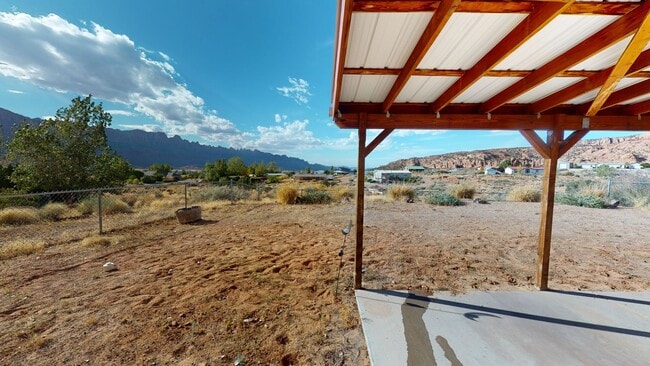 Building Photo - Unfurnished 2 bedroom home with large yard