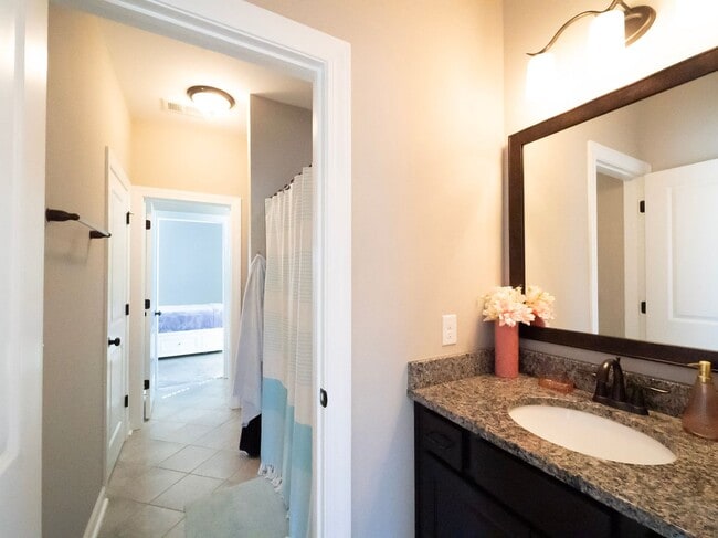 Building Photo - Elegant Richmond Hill Home with Screened Patio & Lagoon Views