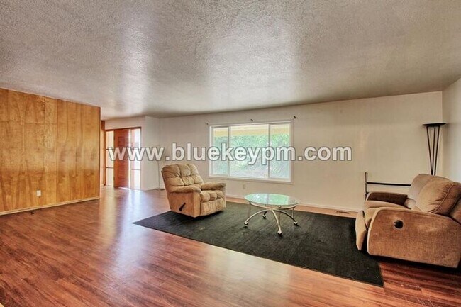 Building Photo - 5 Bedrooms, 2.5 Bathrooms Home in Oregon City