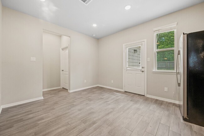Building Photo - 24734 Russet Bluff Trl