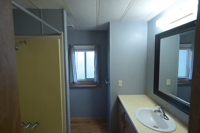 Building Photo - 2 bed 2 bath with large garage in Sequim