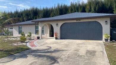 Building Photo - Stunning Remodeled 3BR Home Minutes from Beaches & Shopping