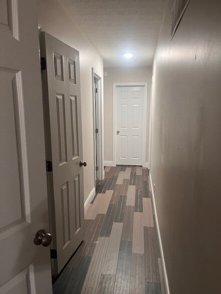 Building Photo - 102 Pineland Ln