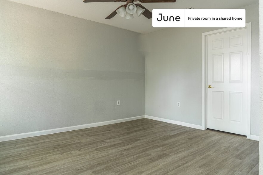 Building Photo - Private bedroom in 3 bed/2 bath Home