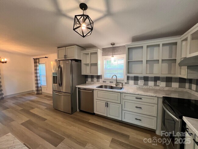 Building Photo - 491 Robinson Rd