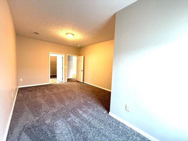 Building Photo - 9400 Clubview Dr