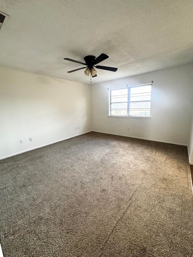 Building Photo - 3 Bedroom 2 Bathroom For Rent