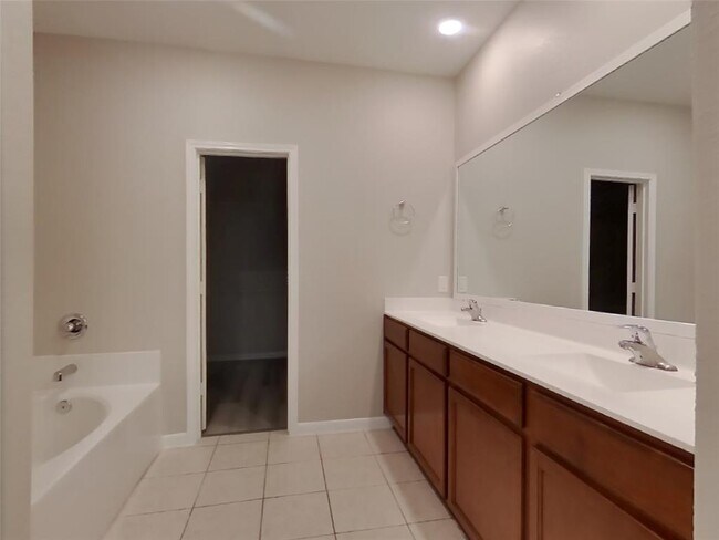Building Photo - 504 Red Dusk Paint Dr