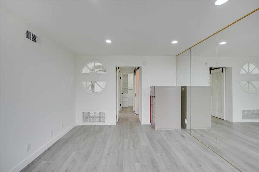 Building Photo - 10747 Wilshire Blvd