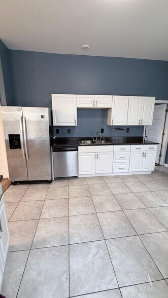 Building Photo - 12 Tyler St