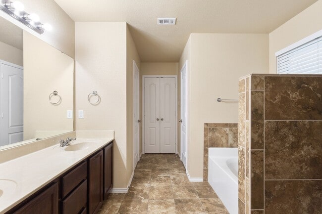 Building Photo - 207 Black Walnut Ct