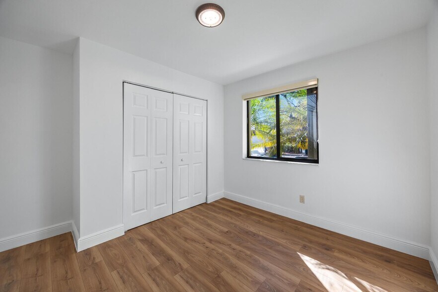 Building Photo - 2925 Azalea Dr