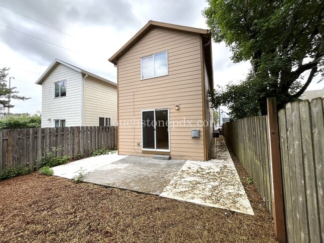 Building Photo - Bright, Spacious 3BR Home Near MAX – A/C, ...