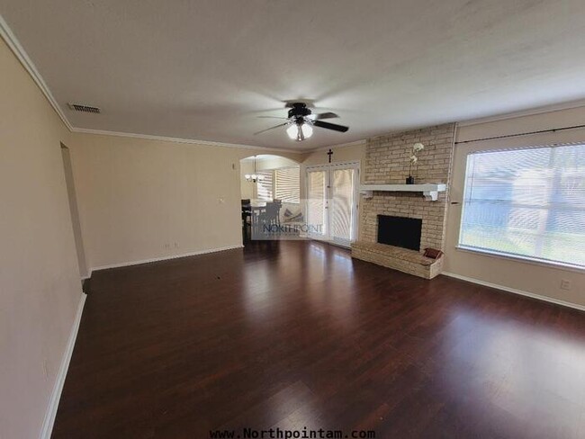 Building Photo - Charming 3 bedroom home ready for immediat...
