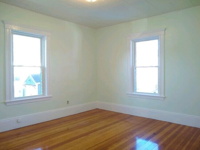 Building Photo - 7 Grand St