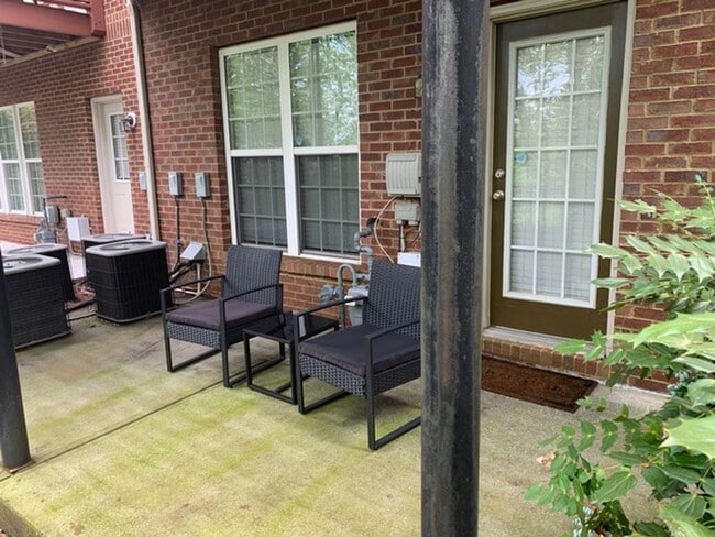 Building Photo - Beautiful Townhome Available in Vinings Overlook!